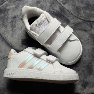 Toddler Adidas Grand Court 3.0 Sneaker/White w/Iridescent~ Sz 6. Pre-Love